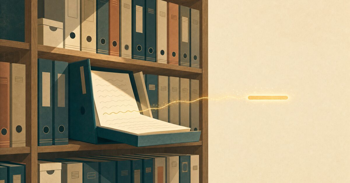 書架から引き出された一冊の開いたページに光が当たり、そのうちの一節だけが浮き上がって右側へ移っていく